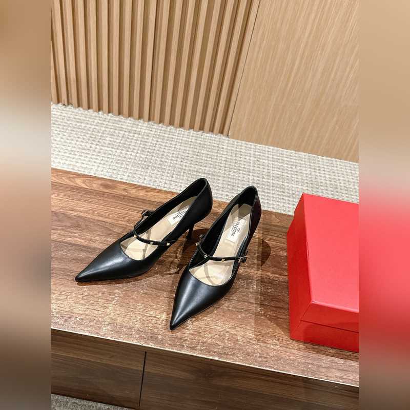 華倫天奴最新款春夏尖頭高跟鞋 每年看到華倫大底新品真的是眼前一亮又一亮，到底還
