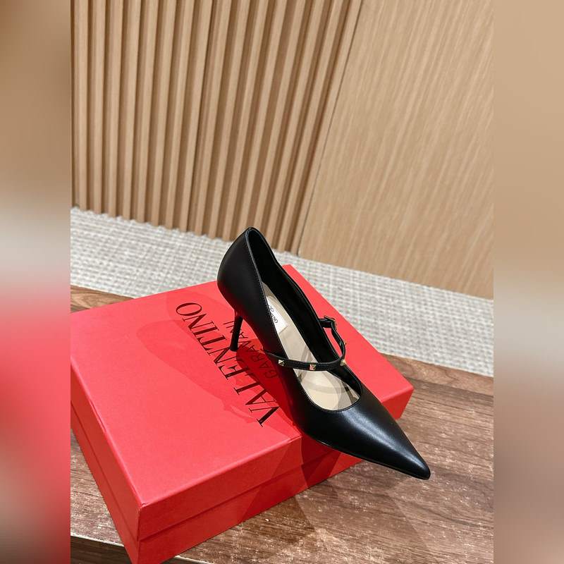 華倫天奴最新款春夏尖頭高跟鞋 每年看到華倫大底新品真的是眼前一亮又一亮，到底還