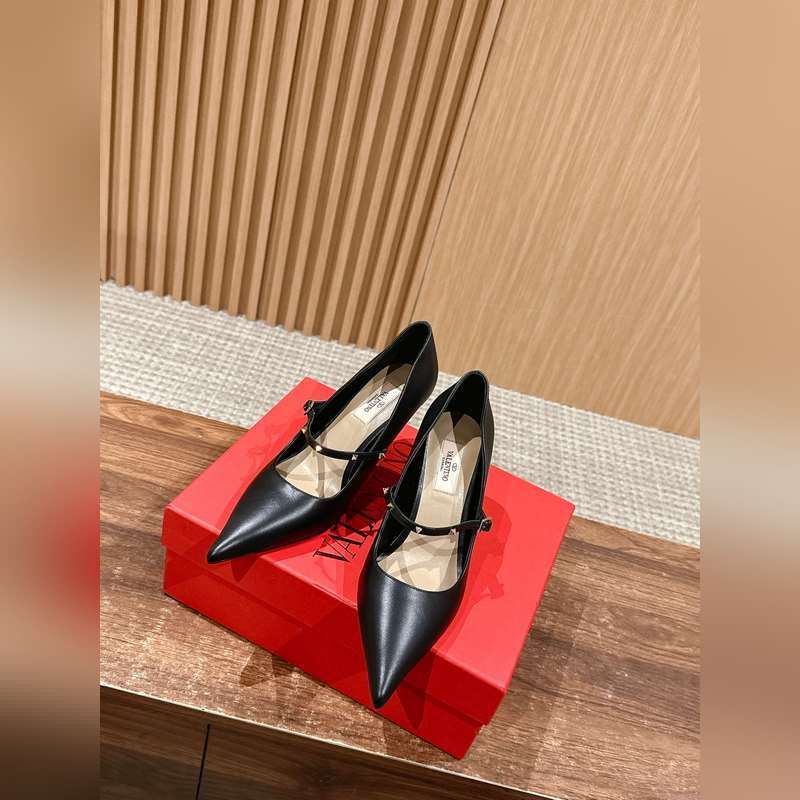 華倫天奴最新款春夏尖頭高跟鞋 每年看到華倫大底新品真的是眼前一亮又一亮，到底還