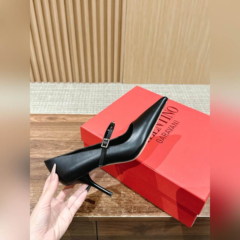 華倫天奴最新款春夏尖頭高跟鞋 每年看到華倫大底新品真的是眼前一亮又一亮，到底還