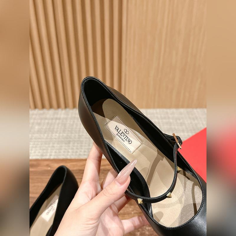 華倫天奴最新款春夏尖頭高跟鞋 每年看到華倫大底新品真的是眼前一亮又一亮，到底還