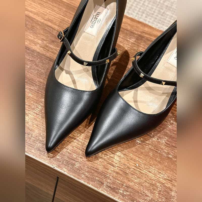 華倫天奴最新款春夏尖頭高跟鞋 每年看到華倫大底新品真的是眼前一亮又一亮，到底還