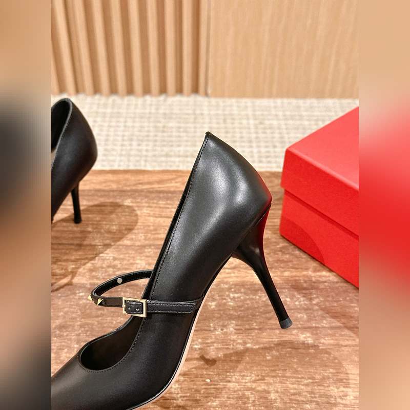 華倫天奴最新款春夏尖頭高跟鞋 每年看到華倫大底新品真的是眼前一亮又一亮，到底還