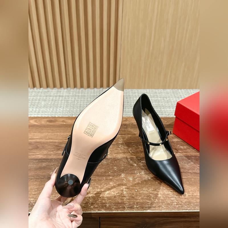 華倫天奴最新款春夏尖頭高跟鞋 每年看到華倫大底新品真的是眼前一亮又一亮，到底還