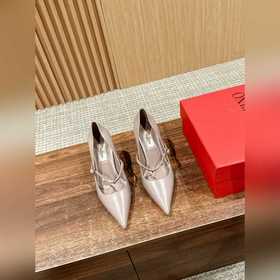 華倫天奴最新款春夏尖頭高跟鞋 每年看到華倫大底新品真的是眼前一亮又一亮，到底還