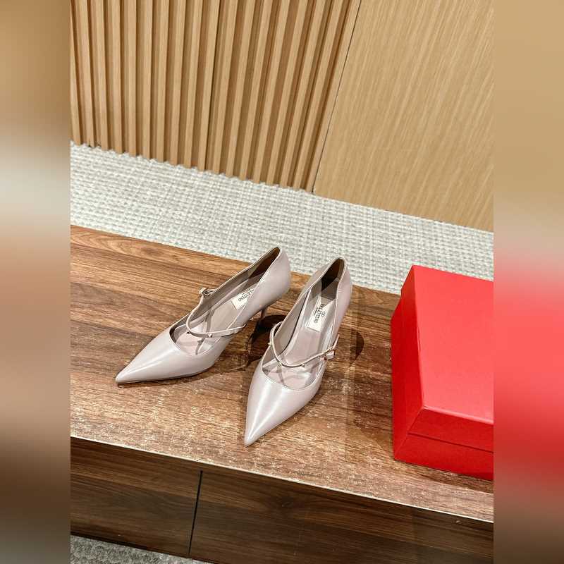 華倫天奴最新款春夏尖頭高跟鞋 每年看到華倫大底新品真的是眼前一亮又一亮，到底還