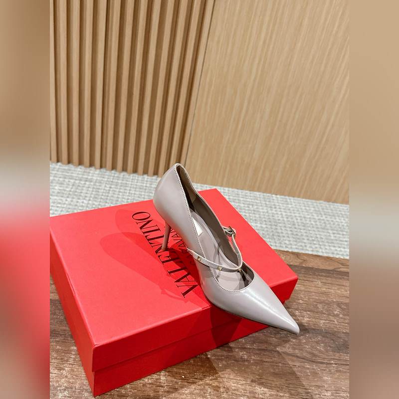 華倫天奴最新款春夏尖頭高跟鞋 每年看到華倫大底新品真的是眼前一亮又一亮，到底還