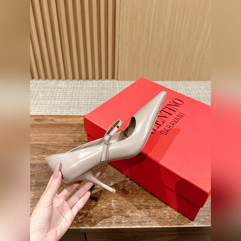 華倫天奴最新款春夏尖頭高跟鞋 每年看到華倫大底新品真的是眼前一亮又一亮，到底還