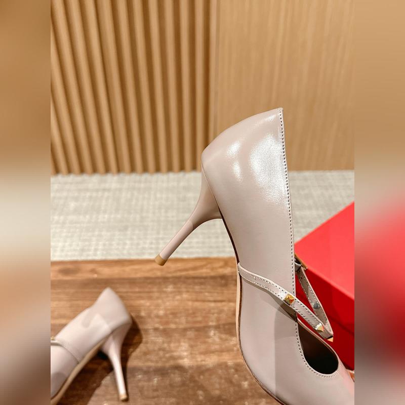 華倫天奴最新款春夏尖頭高跟鞋 每年看到華倫大底新品真的是眼前一亮又一亮，到底還