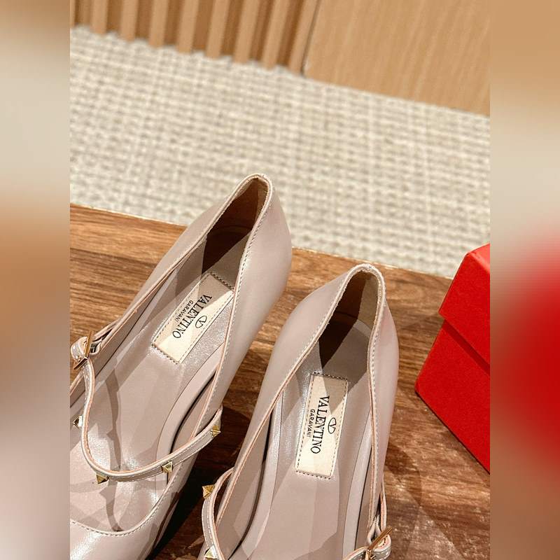 華倫天奴最新款春夏尖頭高跟鞋 每年看到華倫大底新品真的是眼前一亮又一亮，到底還