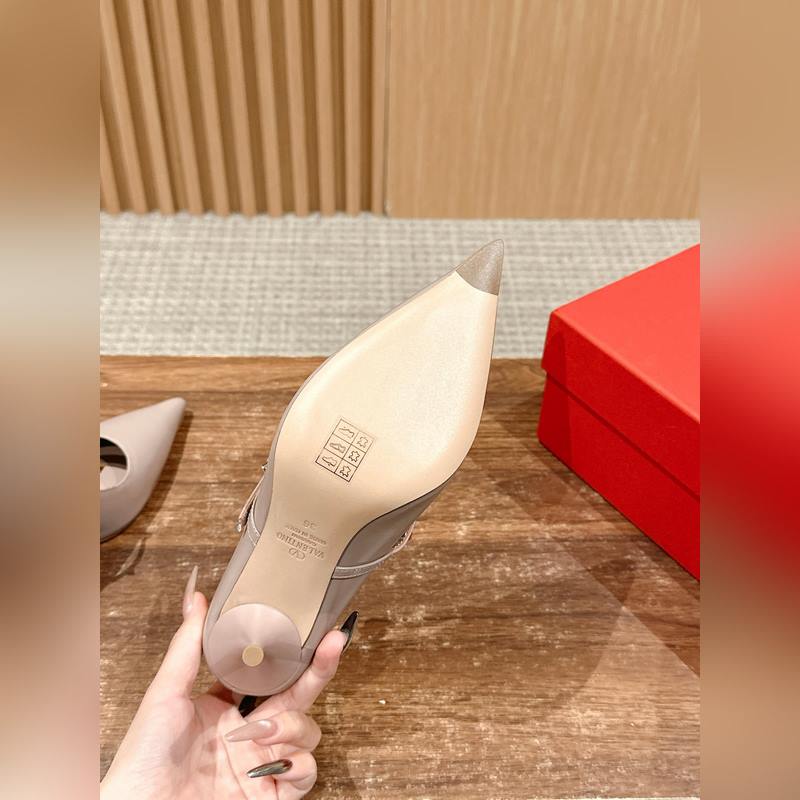 華倫天奴最新款春夏尖頭高跟鞋 每年看到華倫大底新品真的是眼前一亮又一亮，到底還