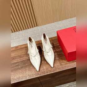 華倫天奴最新款春夏尖頭高跟鞋 每年看到華倫大底新品真的是眼前一亮又一亮，到底還