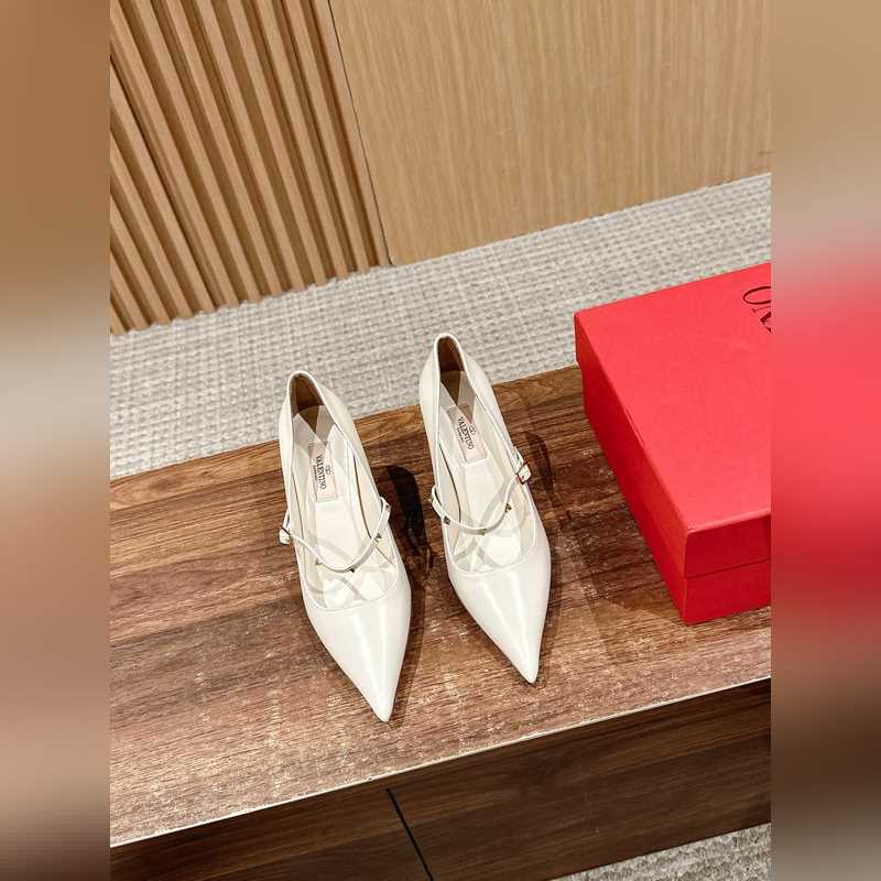 華倫天奴最新款春夏尖頭高跟鞋 每年看到華倫大底新品真的是眼前一亮又一亮，到底還