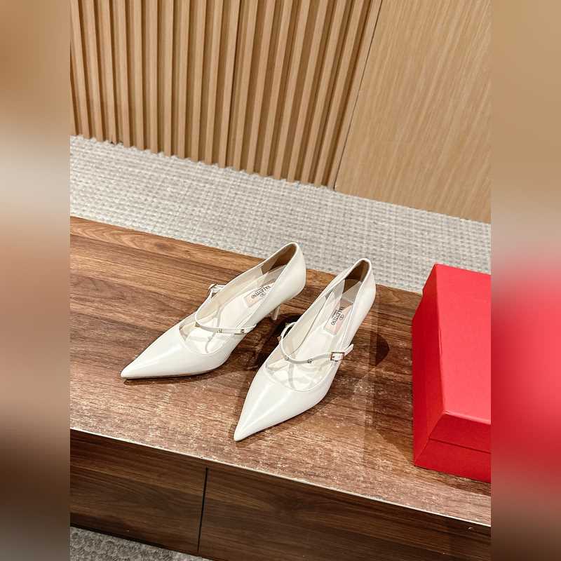 華倫天奴最新款春夏尖頭高跟鞋 每年看到華倫大底新品真的是眼前一亮又一亮，到底還