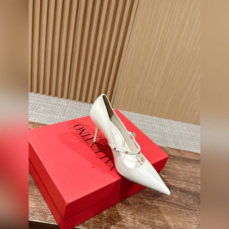 華倫天奴最新款春夏尖頭高跟鞋 每年看到華倫大底新品真的是眼前一亮又一亮，到底還