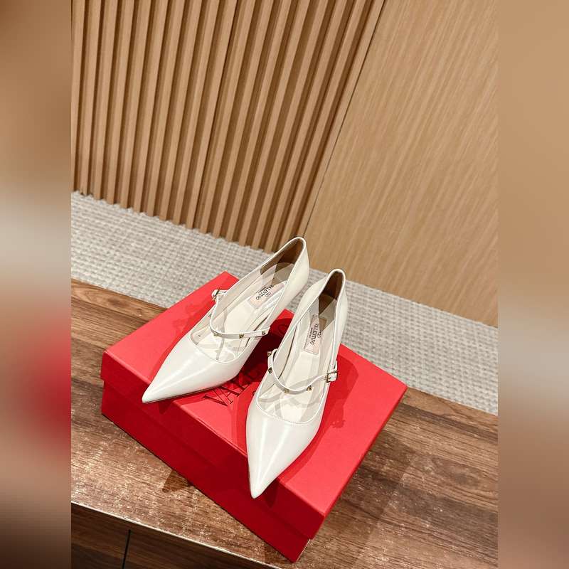 華倫天奴最新款春夏尖頭高跟鞋 每年看到華倫大底新品真的是眼前一亮又一亮，到底還