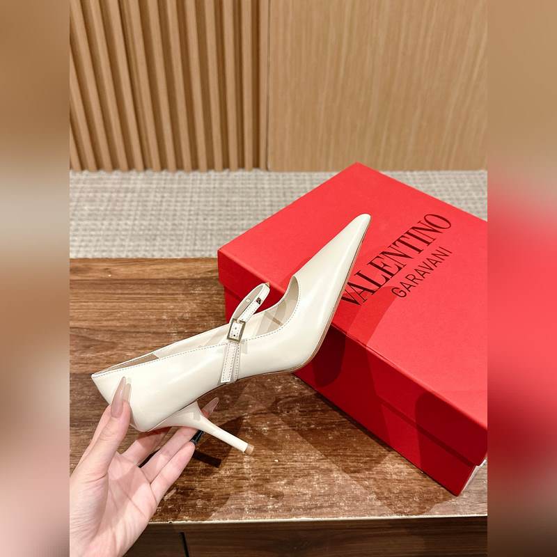 華倫天奴最新款春夏尖頭高跟鞋 每年看到華倫大底新品真的是眼前一亮又一亮，到底還