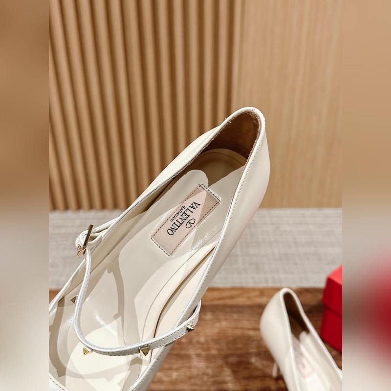 華倫天奴最新款春夏尖頭高跟鞋 每年看到華倫大底新品真的是眼前一亮又一亮，到底還