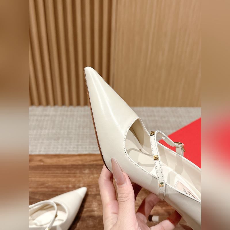 華倫天奴最新款春夏尖頭高跟鞋 每年看到華倫大底新品真的是眼前一亮又一亮，到底還