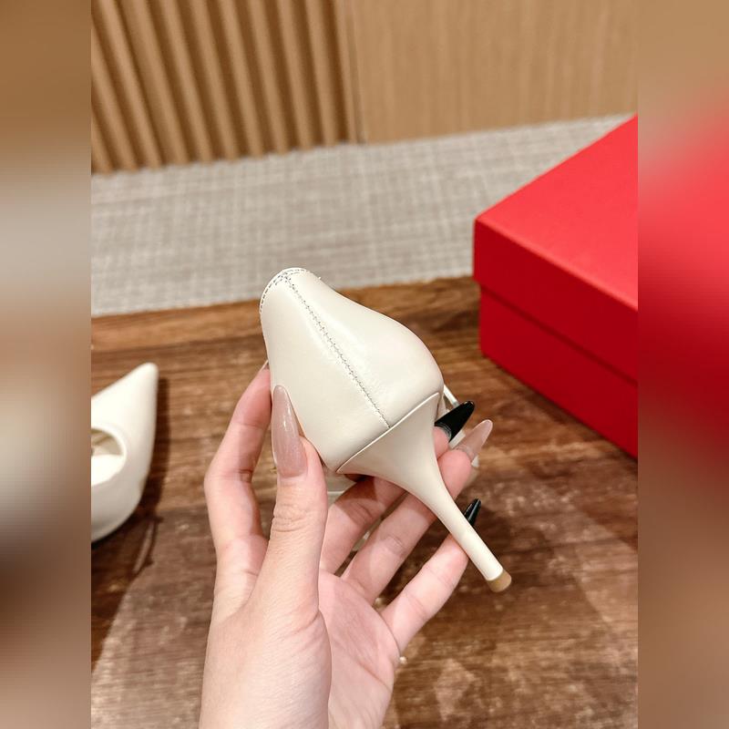 華倫天奴最新款春夏尖頭高跟鞋 每年看到華倫大底新品真的是眼前一亮又一亮，到底還