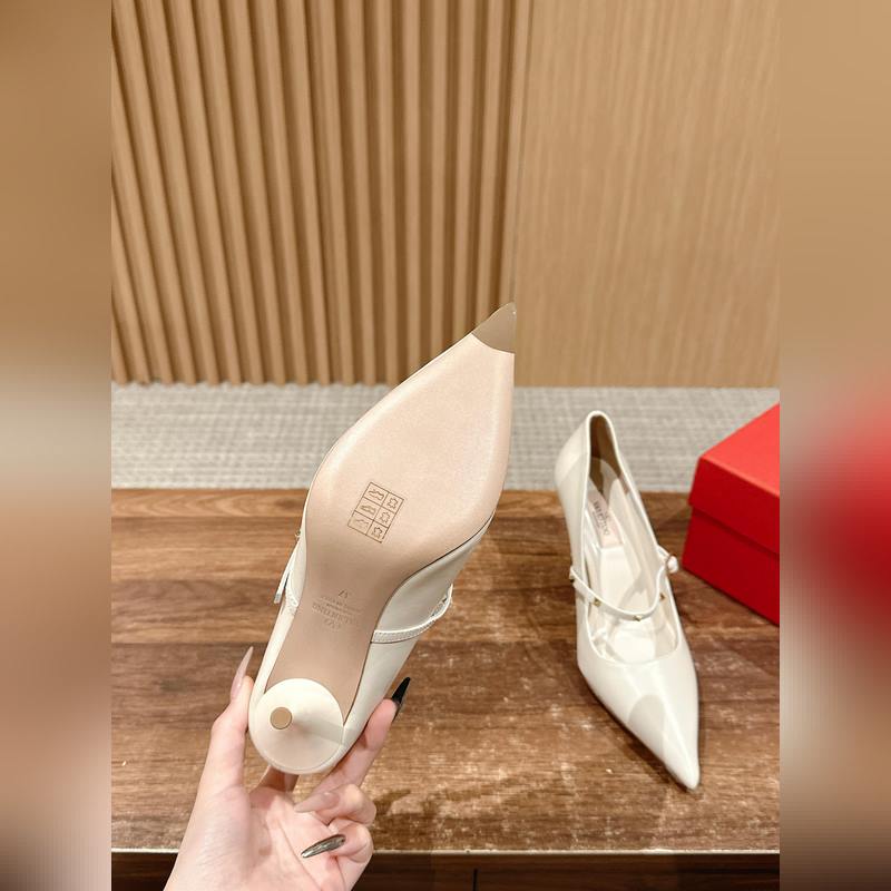 華倫天奴最新款春夏尖頭高跟鞋 每年看到華倫大底新品真的是眼前一亮又一亮，到底還