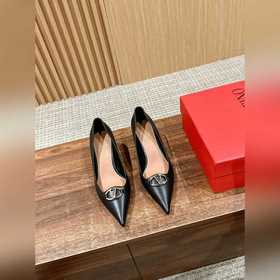 華倫天奴最新款春夏尖頭高跟鞋 每年看到華倫大底新品真的是眼前一亮又一亮，到底還