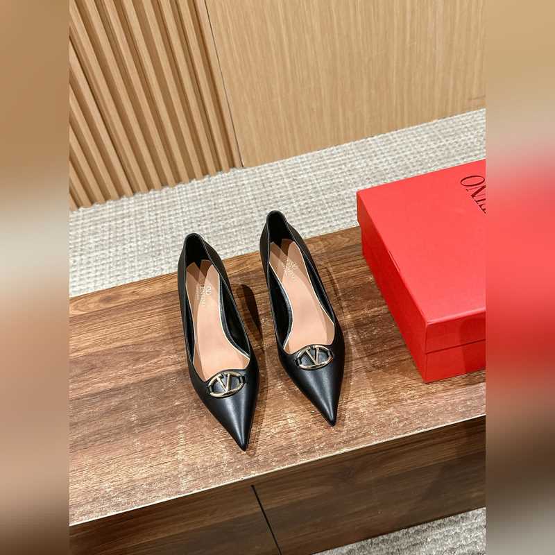 華倫天奴最新款春夏尖頭高跟鞋 每年看到華倫大底新品真的是眼前一亮又一亮，到底還