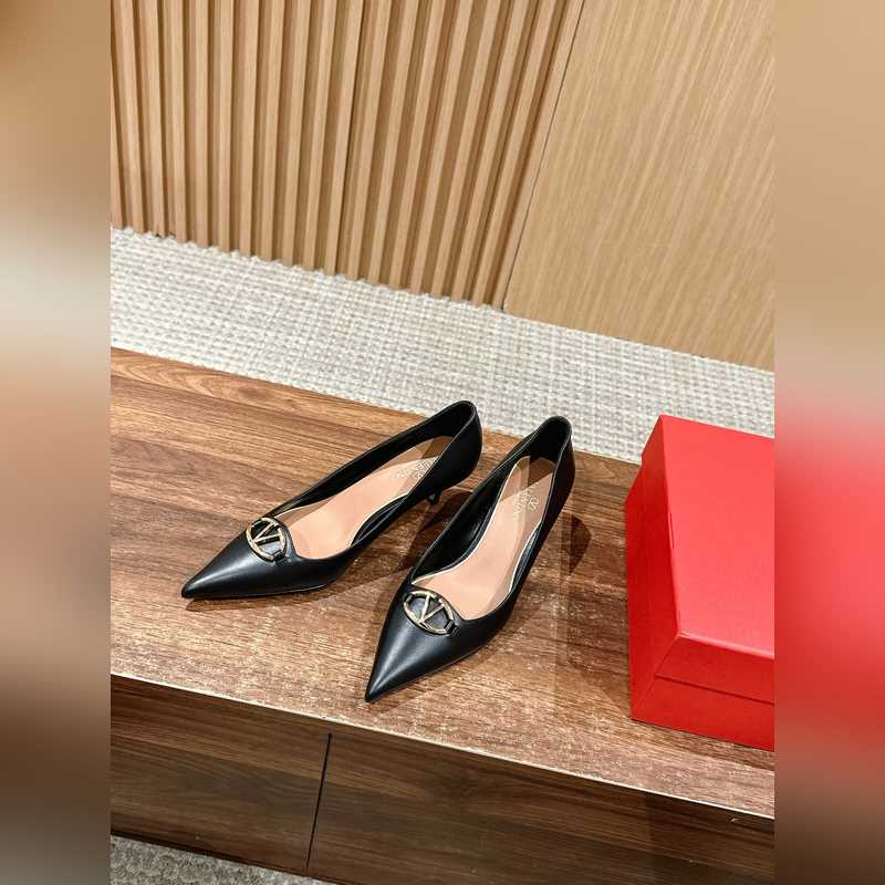 華倫天奴最新款春夏尖頭高跟鞋 每年看到華倫大底新品真的是眼前一亮又一亮，到底還