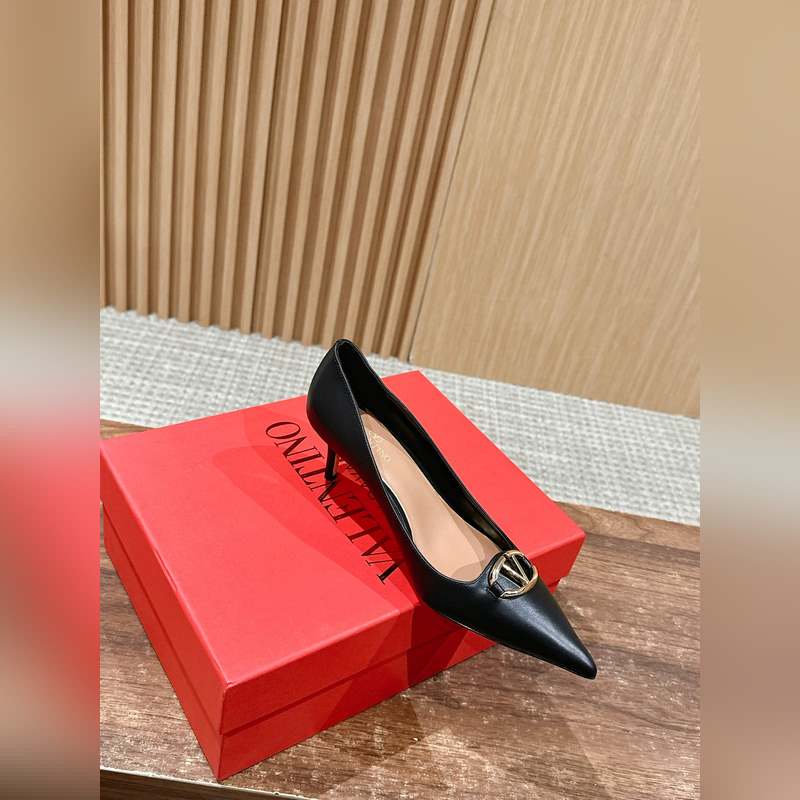 華倫天奴最新款春夏尖頭高跟鞋 每年看到華倫大底新品真的是眼前一亮又一亮，到底還
