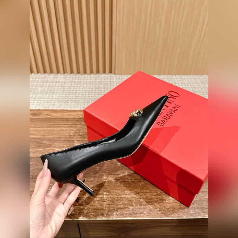 華倫天奴最新款春夏尖頭高跟鞋 每年看到華倫大底新品真的是眼前一亮又一亮，到底還