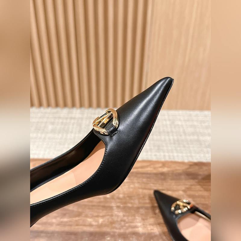 華倫天奴最新款春夏尖頭高跟鞋 每年看到華倫大底新品真的是眼前一亮又一亮，到底還