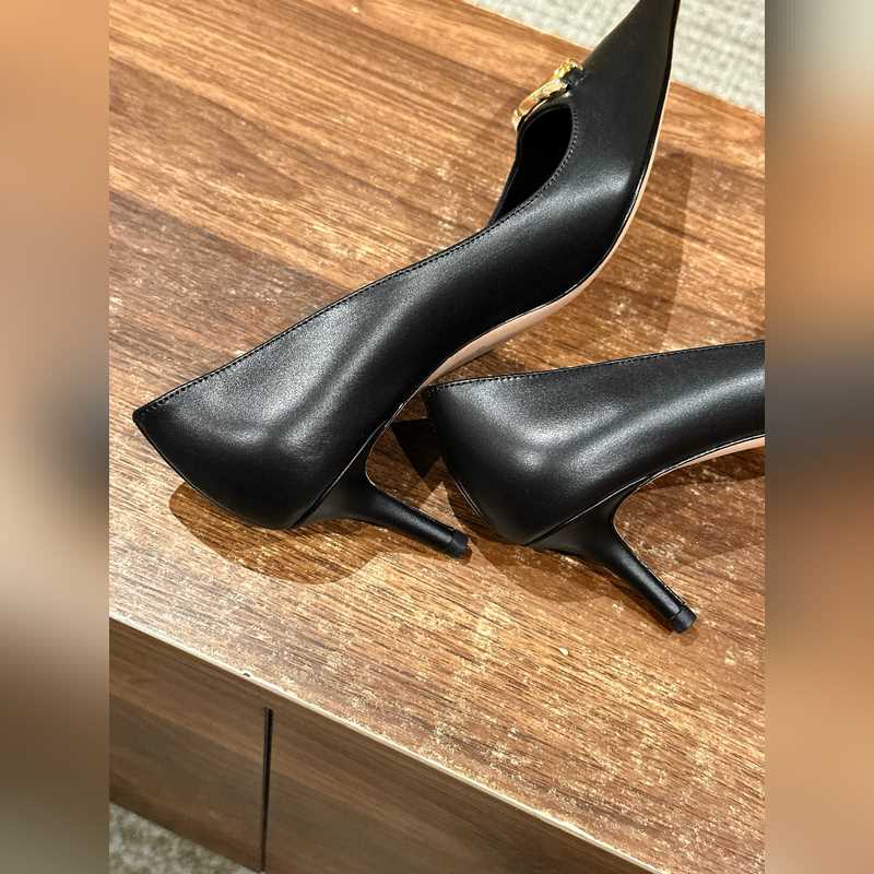 華倫天奴最新款春夏尖頭高跟鞋 每年看到華倫大底新品真的是眼前一亮又一亮，到底還