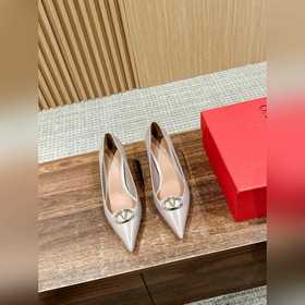 華倫天奴最新款春夏尖頭高跟鞋 每年看到華倫大底新品真的是眼前一亮又一亮，到底還