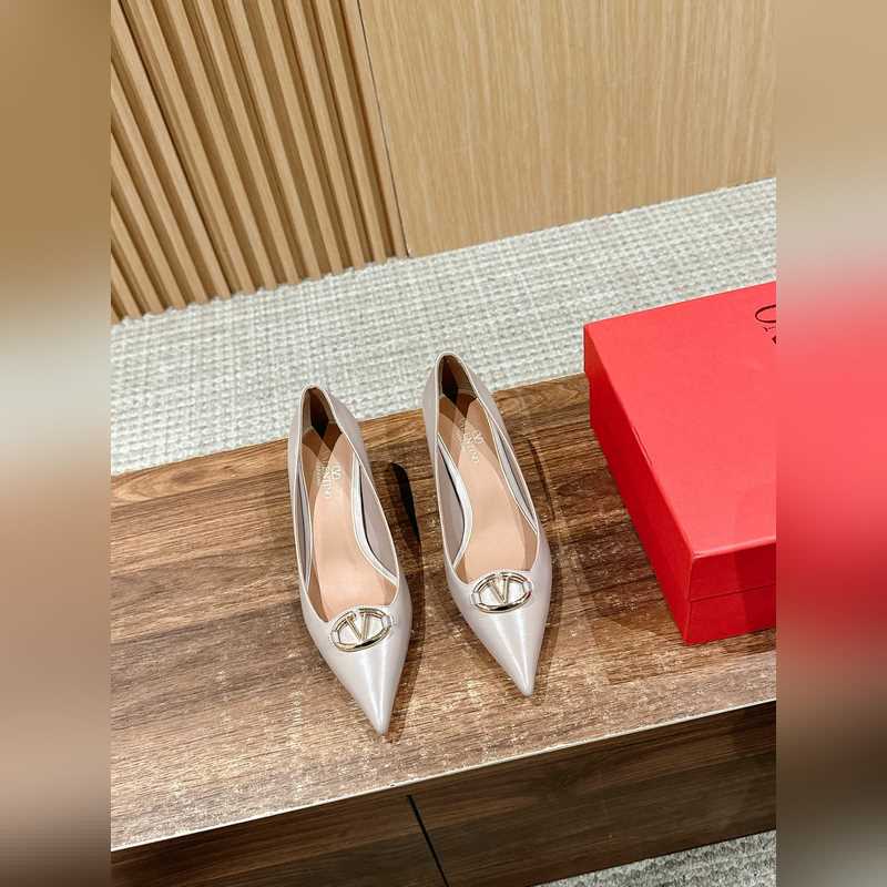 華倫天奴最新款春夏尖頭高跟鞋 每年看到華倫大底新品真的是眼前一亮又一亮，到底還