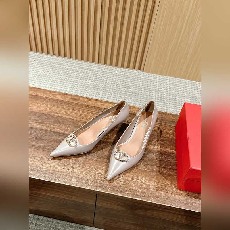 華倫天奴最新款春夏尖頭高跟鞋 每年看到華倫大底新品真的是眼前一亮又一亮，到底還