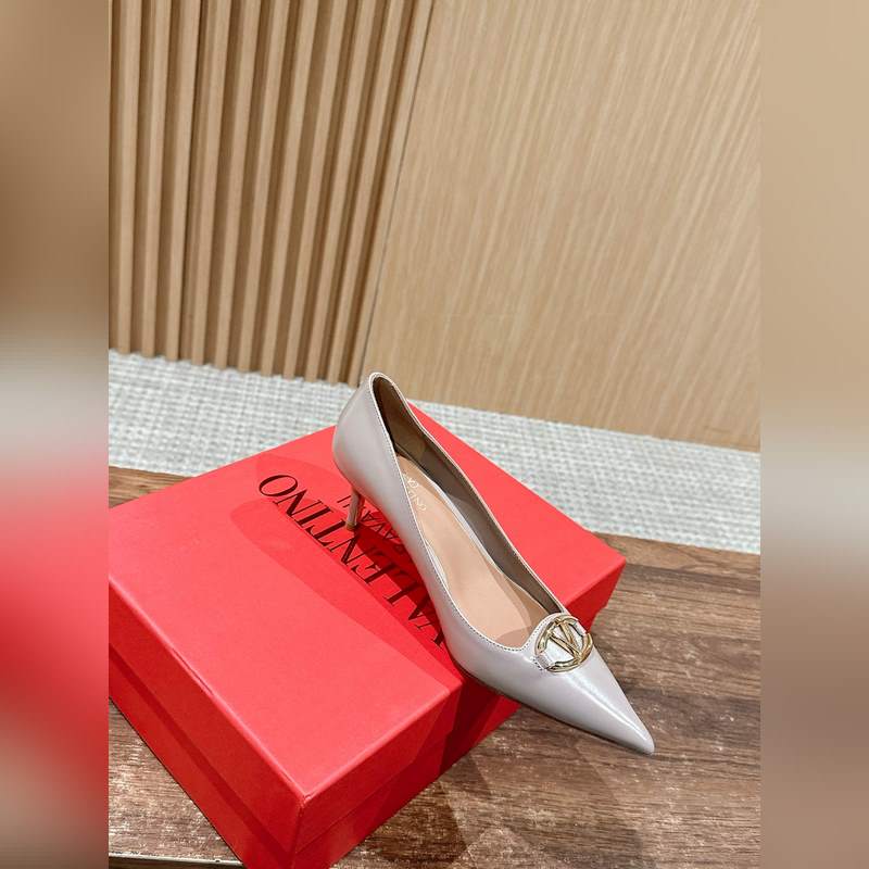 華倫天奴最新款春夏尖頭高跟鞋 每年看到華倫大底新品真的是眼前一亮又一亮，到底還
