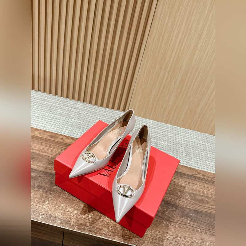 華倫天奴最新款春夏尖頭高跟鞋 每年看到華倫大底新品真的是眼前一亮又一亮，到底還