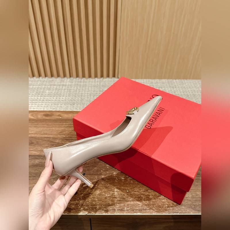 華倫天奴最新款春夏尖頭高跟鞋 每年看到華倫大底新品真的是眼前一亮又一亮，到底還