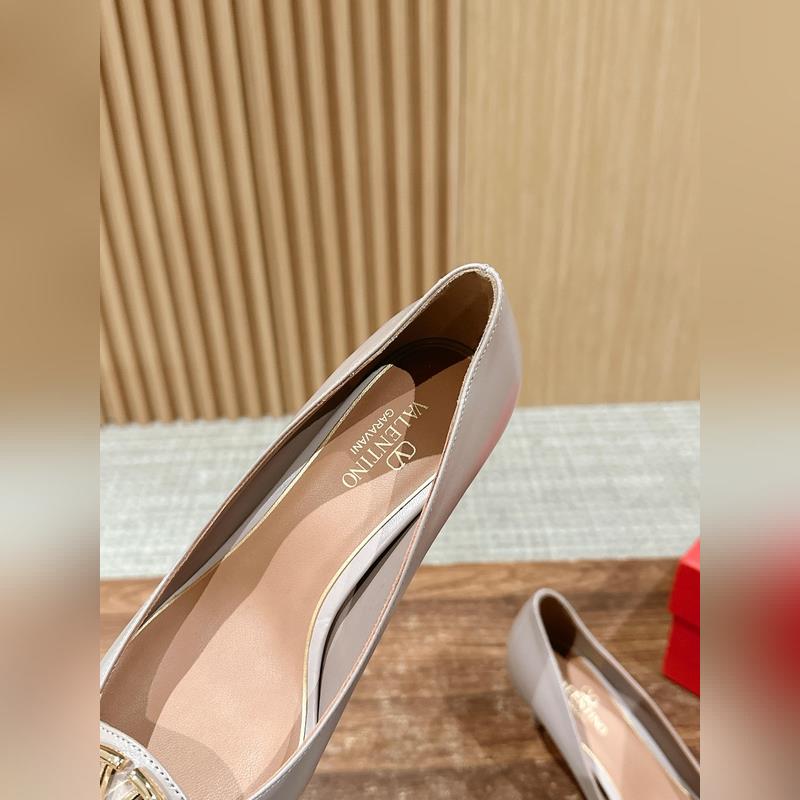 華倫天奴最新款春夏尖頭高跟鞋 每年看到華倫大底新品真的是眼前一亮又一亮，到底還