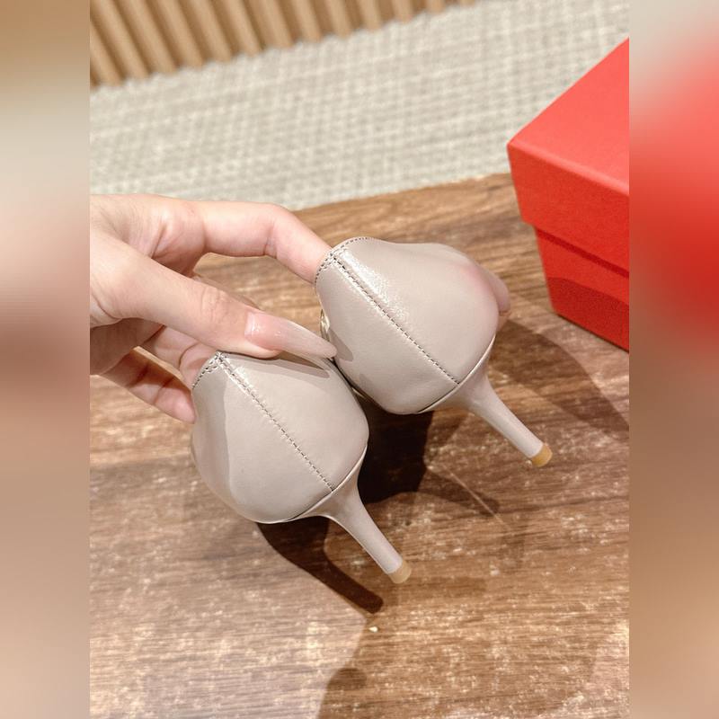 華倫天奴最新款春夏尖頭高跟鞋 每年看到華倫大底新品真的是眼前一亮又一亮，到底還