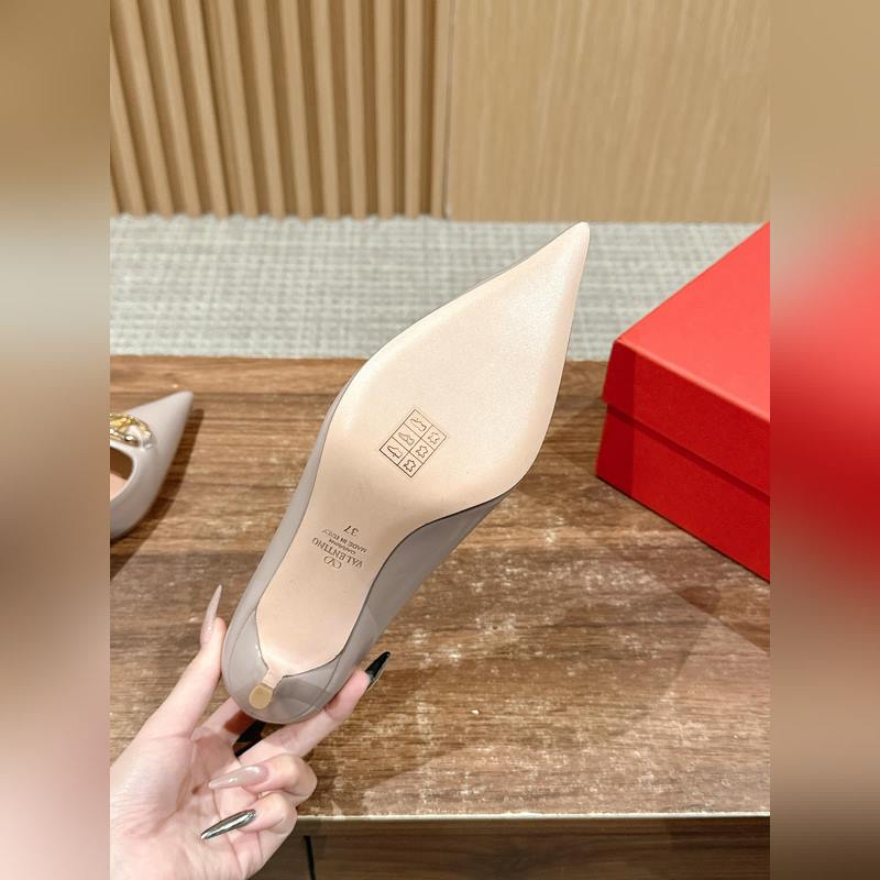 華倫天奴最新款春夏尖頭高跟鞋 每年看到華倫大底新品真的是眼前一亮又一亮，到底還