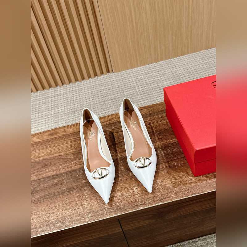 華倫天奴最新款春夏尖頭高跟鞋 每年看到華倫大底新品真的是眼前一亮又一亮，到底還