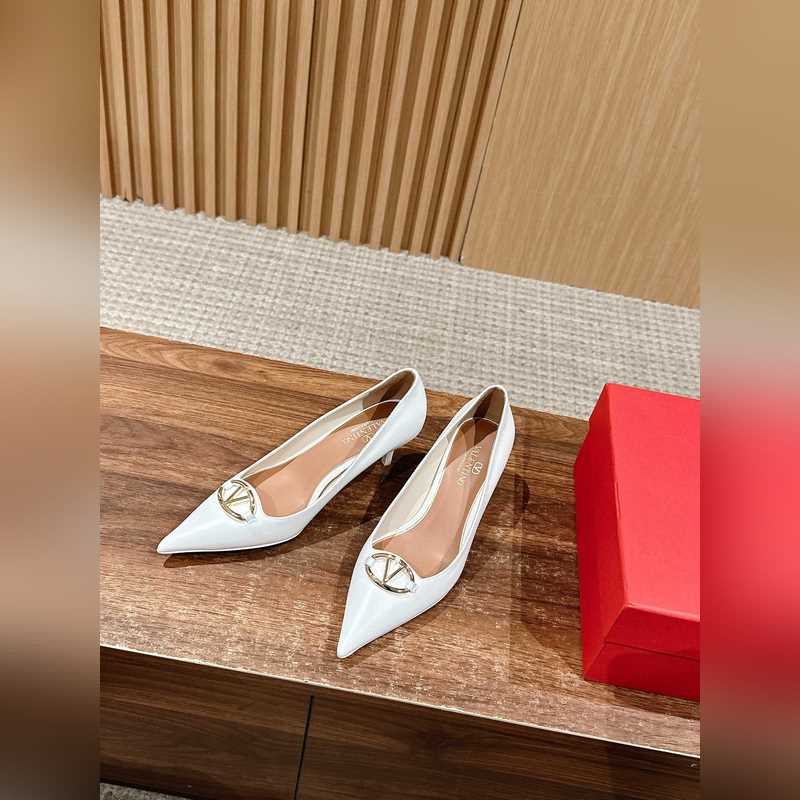 華倫天奴最新款春夏尖頭高跟鞋 每年看到華倫大底新品真的是眼前一亮又一亮，到底還