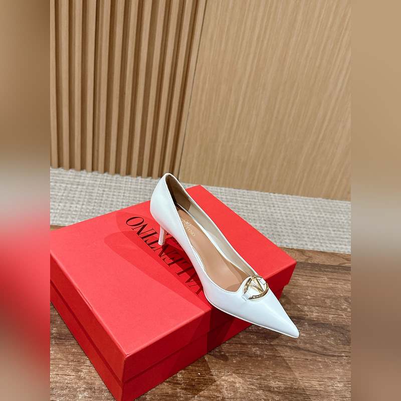 華倫天奴最新款春夏尖頭高跟鞋 每年看到華倫大底新品真的是眼前一亮又一亮，到底還