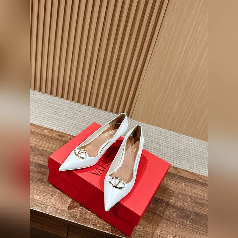 華倫天奴最新款春夏尖頭高跟鞋 每年看到華倫大底新品真的是眼前一亮又一亮，到底還