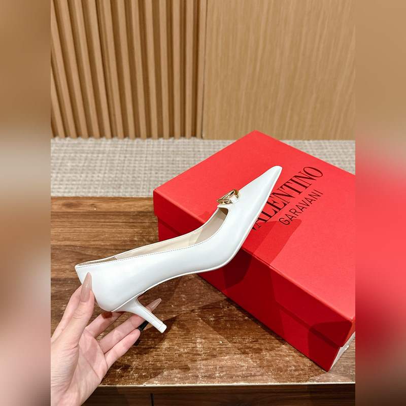 華倫天奴最新款春夏尖頭高跟鞋 每年看到華倫大底新品真的是眼前一亮又一亮，到底還