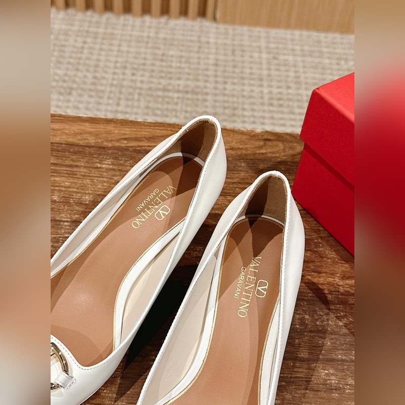 華倫天奴最新款春夏尖頭高跟鞋 每年看到華倫大底新品真的是眼前一亮又一亮，到底還