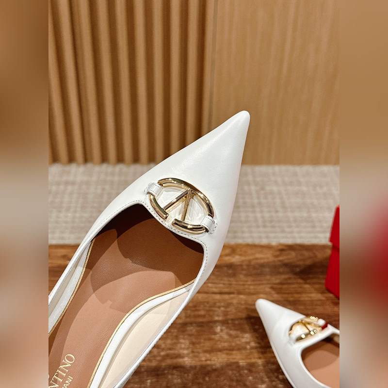 華倫天奴最新款春夏尖頭高跟鞋 每年看到華倫大底新品真的是眼前一亮又一亮，到底還