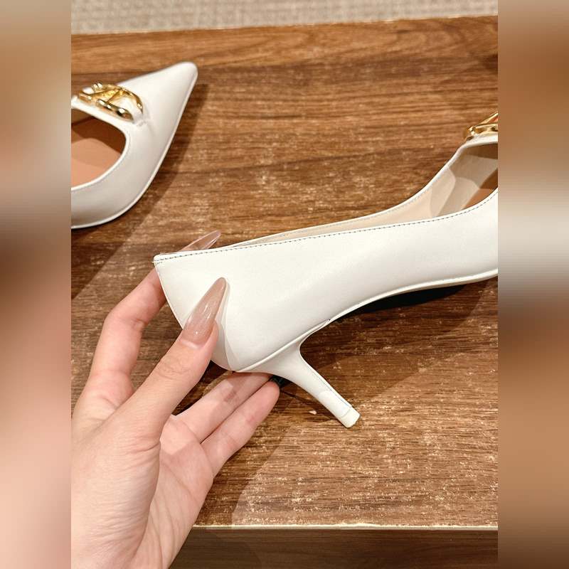 華倫天奴最新款春夏尖頭高跟鞋 每年看到華倫大底新品真的是眼前一亮又一亮，到底還