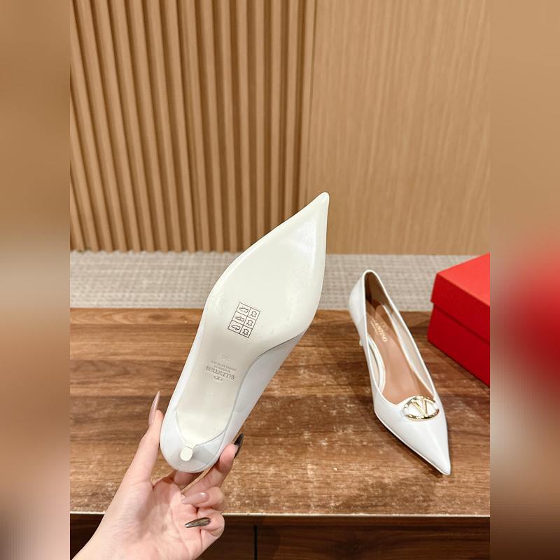 華倫天奴最新款春夏尖頭高跟鞋 每年看到華倫大底新品真的是眼前一亮又一亮，到底還